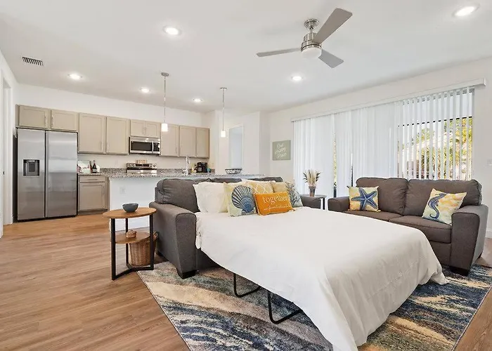 Luxury King Suite, 3Br 2Ba, Beach Vibe, Top-Tier Amenities, Prime Location